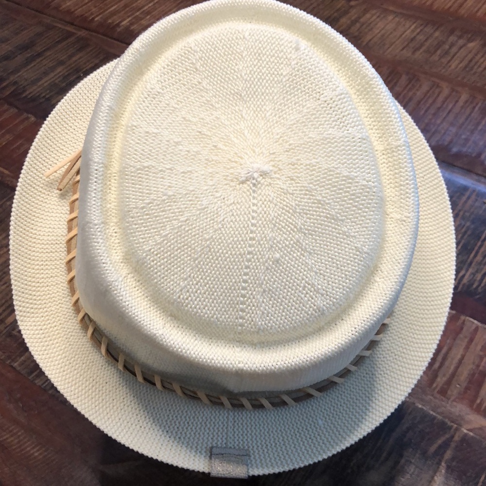 Beautifully crocheted summer brim hat - Picture 4 of 10